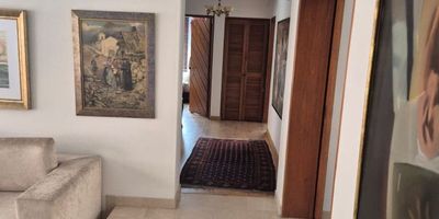 Arrendamos apartamento el cual se encuentra ubicado en el barrio la Carolina, cerca a Unicentro, hotel la fontana y vías principales como la carrera 15, la 19, 7, 9 y calle 127.
Este espectacular apartamento cuenta con un área de 119 metros cuadrados, en un cuarto piso, exterior y cuenta con sala comedor independiente, chimenea, tres habitaciones con closet, la principal con walking closet y baño privado, baño social, armario de linos, C.B.S, cocina semi integral cerrada y amplia, dos garajes independientes, pisos en mármol y madera.