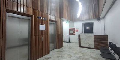 Edificio en Venta y Arriendo  Centro ,Área total 2.681 mts,Niveles 8 pisos   terraza,Acceso Ascensor ,Este moderno edificio corporativo, ubicado en el corazón del centro de la ciudad, ofrece espacios totalmente dotados y listos para operación inmediata. Con capacidad para más de 300 puestos de trabajo en óptimo estado, se convierte en una opción estratégica para empresas, multinacionales o instituciones.Distribución y Áreas Comunes,Mobiliario completo en todos los pisos,Auditorio equipado para conferencias y capacitaciones,Lobby de acceso con excelente imagen corporativa, Zona de cafetería y alimentación para empleados, Terraza con zonas de bienestar y sala de lactancia, Salas de juntas en cada piso, Oficinas privadas de gerencia y dirección, Baños privados y comunales entre pisos, Espacios abiertos que promueven la colaboración.Especificaciones Técnicas, Iluminación tipo High Lights, Sistema RCI Red Contra Incendios y gabinetes de extinción, Aire acondicionado de última tecnología.