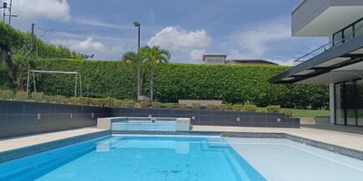 Casa Campestre para la venta en unidad cerrada ubicada en Cerritos de fácil acceso. La casa cuenta con muy buena iluminación y ventilación natural, con salacomedor, pisos en cerámica, estudio, estar de tv, cuatro habitaciones cada habitacion con baño, cinco baños, mas habitación de servicio con baño, cocina integral tipo americano, estufa y calentador a gas, zona de ropas. La casa cuenta con un área de lote de 1054mt2 y una área construida de 360mt2, jardín, antejardín, seis parqueaderos. La unidad cuenta con vigilancia y porteria las 24Horas. Inmuebles sujetos a verificación de disponibilidad.