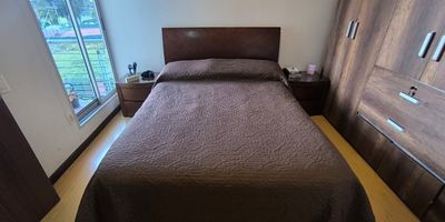 Apartamento en Venta  Torres de Granada, La Colina, Bogota Vive en una de las zonas mas tranquilas, seguras y valorizadas del norte de Bogota. Este apartamento de 60 m en piso 4 ofrece excelente iluminacion, vista panoramica y un ambiente acogedor. Cuenta con 3 habitaciones amplias, 2 banos con division en vidrio templado, sala-comedor con balcon, cocina tipo americana a gas natural, zona de lavanderia independiente y dos balcones. Incluye parqueadero y deposito privado. Ubicado en conjunto con gimnasio, terraza, salon social y zona BBQ. A pocos minutos del Centro Comercial Parque La Colina y la Clinica La Colina. Facil acceso por la Av. Boyaca y la Calle 170.  Administracion: $271.200 mensuales Una excelente oportunidad para vivir o invertir en un sector de alta demanda. Agenda tu visita.