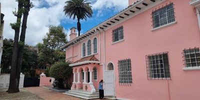 Majestuosa casa de estilo español, con 500 m construidos y 900 m de área total, rodeada de hermosos jardines que brindan frescura, elegancia y tranquilidad. Cuenta con 8 habitaciones, 7 baños y 8 parqueaderos, ofreciendo espacios generosos, luminosos y versátiles, ideales para una familia grande o para quienes desean comodidad y privacidad. Su arquitectura mezcla el encanto clásico con toques modernos. Ubicada en un sector estratégico, cercano a vías principales y servicios. ¡Contáctenos y agende su visita! CB