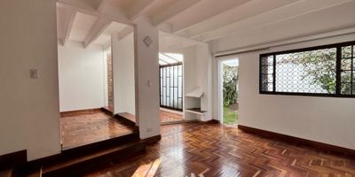 [ARR] ID HOUM: 159672

Entérate de todos los beneficios al arrendar con nosotros:
    • Asistencia e intermediación con el propietario
    • Firma tu contrato online
    • Arrienda sin burocracia, sin papeleos ni notarías

Casa en arriendo, ubicada en el barrio Santa Ana Occidental, con una superficie construida de 175.00 m² y superficie total de 180.00  m². 

Sus principales características son:

    • No amoblado
    • 4 dormitorios
    • 4 baños
    • Admite mascotas
    • 3 parqueaderos
    • Año de construcción: 1983
            
Si arriendas con nosotros, te brindamos asesoría personalizada durante todo el proceso.
        

Requisitos para arrendar con nosotros:

    • Arrienda sin codeudor*, fácil, rápido y seguro
    • Demuestra un ingreso mensual neto de al menos 2.5 veces el valor del arriendo (los ingresos mensuales se pueden complementar por las personas que vivirán en este inmueble)
    • Completa tu información básica y mándanos tus extractos bancarios o documentos que demuestren tus ingresos
    • No debes tener reportes negativos en centrales de crédito
        

IMPORTANTE:

    • Te invitamos a agendar una visita a esta propiedad
    • Si tienes alguna duda por favor puedes solicitar más información desde los portales como también contactarte directamente con nosotros
    
Más que una inmobiliaria, somos Houm.
*Aplican T&C