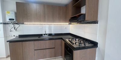 En arriendo moderno apartamento duplex ubicado sobre la Av. Sur, en un cuarto piso sin ascensor, ideal para quienes buscan amplitud y confort en un sector estrategico de la ciudad. El inmueble se destaca por contar con una terraza amplia que brinda un espacio perfecto para disfrutar en familia o con amigos, ademas de una excelente iluminacion natural en todos sus ambientes. Hace parte de un conjunto residencial que ofrece piscina, cancha multiple y espacios para la recreacion. Su ubicacion es privilegiada, con facil acceso a vias principales y a pocos minutos de Alkosto y Homecenter, lo que garantiza comodidad y cercania a todo lo que necesitas.