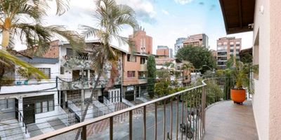 En venta casa remodelada en laureles
$900 millones
Área Construida: 135 m²
Habitaciones: 5
Baños: 6
Garaje: 0
Estrato: 5
Nivel: 2
Año de construcción:
Tipo Inmueble: Casa
Negocio: Venta

Casa de 135 mts construidos,recién remodelada,5 alcobas cada una con baño privado y un baño social sala comedor balcón amplio cocina moderna patio y zona de ropas. jardín en el acceso q aporta un ambiente fresco y acojedor se vende totalmente amoblada (incluye mobiliario y electrodomésticos.
A tan solo dos cuadras del viva laureles y del segundo parque de laureles.