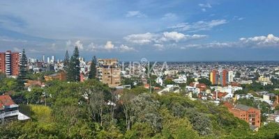 Apartamento con vista abierta en Cristales – Amplitud, ubicación y valorización

Ubicado en el tradicional barrio Cristales, este apartamento de 235 m² se encuentra en un edificio de solo seis pisos con dos unidades por nivel, lo que garantiza privacidad y una vida tranquila en uno de los sectores más consolidados del oeste de Cali.
Cuenta con tres habitaciones, cuatro baños, sala comedor, cocina cerrada, zona de oficios, alcoba de servicio, balcón y dos parqueaderos. La habitación principal y el área social ofrecen una vista panorámica hacia el oriente de la ciudad.
El edificio ofrece piscina, sauna, salón social y portería con vigilancia. Su cercanía a la Avenida Circunvalar asegura conectividad con el norte, sur y centro de Cali, en un entorno residencial de alta valorización.

Ubika donde cada ventana es una perspectiva.