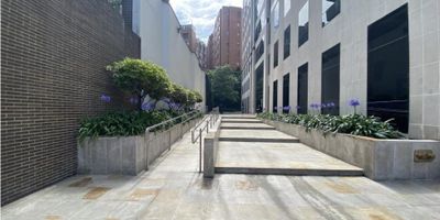 Se ofrece en venta una espectacular oficina ubicada en el exclusivo barrio El Nogal, en pleno corazón financiero de Bogotá. Un espacio moderno, con excelente iluminación natural y sol de la tarde que brinda calidez y confort durante toda la jornada.

La oficina es tipo monoambiente, con la posibilidad de adecuar áreas de trabajo colaborativo y sala de juntas según las necesidades de su empresa. Cuenta con baño privado y una imponente vista panorámica a la ciudad, ideal para inspirar productividad y bienestar.

Incluye un parqueadero independiente y amplio, garantizando comodidad y seguridad.

El Edificio Corficaldas ofrece completos servicios corporativos:


 
 Sala de juntas totalmente equipada.
 
 
 Salón de eventos y capacitaciones.
 
 
 Parqueaderos para visitantes.
 
 
 Estricta vigilancia 24 horas.
 


Precio negociable – una oportunidad única de inversión en una de las zonas más prestigiosas de la ciudad.
