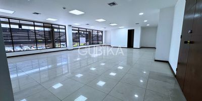 Oficinas en venta en Centroempresa – Ubicación estratégica y proyección corporativa

Ubicadas en uno de los complejos empresariales más consolidados del norte de Cali, estas oficinas en Centroempresa representan una oportunidad inmobiliaria ideal para empresas o inversionistas.

Disponibles 4 oficinas con parqueaderos privados:
Oficina de 97m²*
Valor venta: $630.000.000
Administración: $807.000
No está arrendada actualmente.

Oficina de 59m²
Valor venta: $410.000.000
Administración: $499.000
Arrendada (+ Administración): $3.556.230 

Oficina de 66m²
Valor venta: $430.000.000
Administración: $532.000
Arrendada (+ Administración): $3.158.570 

Oficina de 73m²
Valor venta: $380.000.000
Administración: $474.000
Arrendada (+ Administración): $2.142.000 

Cada oficina incluye dos parqueaderos privados excepto la de 97m2 que tiene 3 parqueaderos. Una excelente oportunidad para invertir en el corazón del eje empresarial del norte de Cali.

Ubika donde tu empresa crece con respaldo.