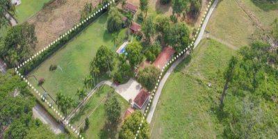 ☀️ Santa Fe de Antioquia, la ciudad madre, es hoy uno de los destinos más buscados para tener fincas de recreo.
Con su clima cálido, sus paisajes coloniales y la cercanía a Medellín, este municipio se ha convertido en un lugar perfecto para invertir y disfrutar del descanso en familia o con amigos.
Piscinas, arquitectura tradicional y naturaleza se mezclan para ofrecer un estilo de vida único en el occidente antioqueño.

#SantaFeDeAntioquia #Fincas #Turismo #VidaCampestre #Antioquia