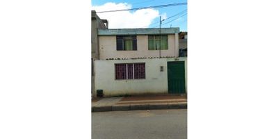 Codigo: 6554FR650 Inmueble casa lote con area total de 514 m2, el area del lote es de 427 m2, el area construida es una vivienda antigua de dos pisos, con cinco habitaciones, tres baños, dos patios de ropas, para un area total de 87 m2; cuenta con todos los servicios públicos, acceso cercano a transporte público, para demolición. 
