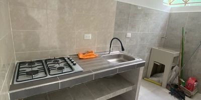 Oportunidad
Se vende 165 millones  apto remodelado torres de comfandi 58 mts 
Quinto piso
Sin ascensor
Admon 186000
3 habitaciónes
1 baño
Salacomedor
Cocina
Parque infantil
Zonas verdes 
Parqueadero comunitario
No cuenta con piscina