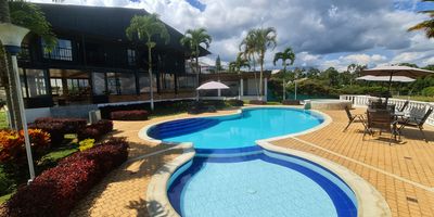 Capacidad 40 ‍‍‍ Habitaciones 5 ️ Baños 9 

Finca totalmente privada estilo campestre en madera, con la más hermosa vista al Lago Calima, con piscina para adultos (Calefacción adicional) y otra para niños, jacuzzy (Calefacción adicional), baño turco (Llevar eucalipto) canchas de futbol pequeñas (Llevar balón), dos lagos pequeños, juego de sapo, sala, comedor, salón social, parlante sonido bluetooth, juegos de mesa parques, asador, parqueadero privado, hermosos jardines y avistamiento de aves, estufa a gas propano incluido, deben llevar artículos de aseo. Incluye lencería de cama sabanas, sobre sabanas, cobija y almohada con funda.

¿CUÁNDO LO QUIERES CONOCER?

LLAMAME Y HABLAMOS DETALLES… 

wa.me/+573045986312