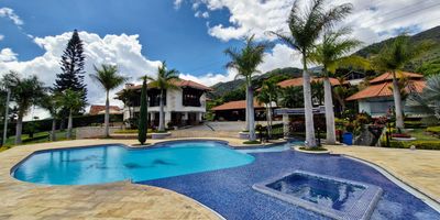 Capacidad 23 ‍‍‍ Habitaciones 8 ️ Baños 9 

Lujosa finca privada con piscina para adultos y niños, cascada, baño turco, cancha de futbol, banquitas, billar pool, mesa de juegos, juego de sapo, amplios jardines, hamacas, BBQ, horno de leña, salas de descanso, sala, comedor, televisión, sistema de sonido profesional con karaoke, cocina con menaje completo y electrodomésticos básicos, parqueadero cubierto, panorámica al lago calima.

¿CUÁNDO LO QUIERES CONOCER?

LLAMAME Y HABLAMOS DETALLES… 

wa.me/+573045986312