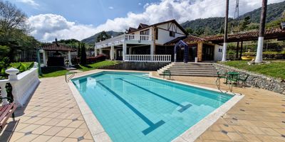 Capacidad 33 ‍‍‍ Habitaciones 8 ️ Baños 6 

Finca totalmente privada estilo campestre con la más hermosa vista al lago Calima, a 15 minutos del casco urbano del Darién, con piscina para adultos y niños, parque y brinca-brinca para niños, cancha futbol, mesa de billar pool, juego de sapo, comedor, sala, equipo de sonido (parlante) Bluetooth, WiFi (Para pocos usuarios señal rural), cocina con electrodomésticos básicos, menaje de cocina y estufa industrial a gas propano (incluido), asador para parrillada, juegos de mesa parques, bingo, cartas, parqueadero privado para 15 o más vehículos, amplios espacios y excelente iluminación, hermosos jardines y avistamiento de aves. Las camas cuentan con sabana, sobre sabana, almohada con su funda, cobija, deben llevar artículos de aseo para baño y cocina.

¿CUÁNDO LO QUIERES CONOCER?

LLAMAME Y HABLAMOS DETALLES… 

wa.me/+573045986312