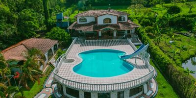 Capacidad 70 ‍‍‍ Habitaciones 12 ️ Baños 9 

Finca con piscina con rodadero, sauna 1 hora diaria, kiosco para reuniones, sistema de amplificación de sonido, televisión, billar pool, juego de sapo, cancha de microfútbol, salas 2, comedores, cocina con menaje completo y electrodomésticos básicos, chimenea, estufa industrial y otra a leña, amplios jardines, lago con quebrada, parqueadero cubierto, panorámica al lago calima. Incluye lencería de cama sabanas, cobija y almudada con funda.

¿CUÁNDO LO QUIERES CONOCER?

LLAMAME Y HABLAMOS DETALLES… 

wa.me/+573045986312