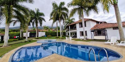 Capacidad 32 ‍‍‍ Habitaciones 6 ️ Baños 6 

Finca totalmente privada estilo campestre con la más hermosa vista al lago Calima, a 10 minutos del casco urbano del Darién, con piscina para adultos y otra para niños, jacuzzy, parque para niños, cancha mini-futbol, mesa de billar pool, juego de sapo, comedor, sala de TV con DirecTV prepago (Recarga a solicitud del cliente), equipo de sonido (parlante) Bluetooth, WiFi (Para pocos usuarios señal rural), cocina con electrodomésticos básicos, menaje de cocina y estufa a gas propano (incluido), asador para parrillada, juegos de mesa parques, bingo, cartas, parqueadero privado para 15 vehículos, amplios espacios y excelente iluminación, hermosos jardines y avistamiento de aves. Las camas cuentan con sabana, sobre sabana, almohada con su funda, cobija, deben llevar artículos de aseo para baño y cocina.

¿CUÁNDO LO QUIERES CONOCER?

LLAMAME Y HABLAMOS DETALLES… 

wa.me/+573045986312