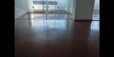 Arrendamos espaciosa e iluminada oficina duplex ubicada en el corazon de la mas importante zona del tradicional barrio chico. En un 8° piso y con una panoramica interesanta, ésta oficina brinda la opción de tener 8 espacios administrativos independientes y al mismo tiempo una atractiva zona abierta para los diferentes espacios de la empresa. También tiene una linda zona duplex con espacios gerenciales con baño de uso exclusivo y 4 oficinas con balcón. Cuenta tambien con 6 parqueaderos  exclusivos y parqueadero para visitantes. 2 salones para reuniones administrativas y 1 auditorio para 80 personas dotado para conferencias o capacitaciones comerciales, se gestiona por medio de carta a la administración. Sistema de rociadores para incendios y planta de suplencia total. Seguridad 24/7 y sistema satelital. Buenas vias de acceso (calles 94 y 100 y Av. 15,19 y autonorte. Fácil transporte en transmilenio o SITP hacia cualquier lugar de la ciudad. HAZ TU CITA YA COD. 949-0292
