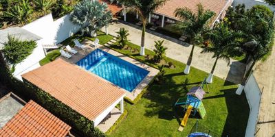 Capacidad 34 ‍‍‍ Habitaciones 4 ️ Baños 6 

Finca totalmente privada estilo campestre, con piscina para adultos y niños, parque infantil, kiosco, juego de sapo, comedor, sala con TV de 70”, equipo de sonido (parlante) Bluetooth, WiFi (Para pocos usuarios señal rural), cocina con electrodomésticos básicos, menaje de cocina, nevera y congelador y estufa a gas propano (incluido), cocina exterior con fogón de leña, BBQ, juegos de mesa parques, domino y cartas, parqueadero privado para 6 vehículos, amplios espacios y excelente iluminación, hermosos jardines, las camas cuentan con sabana, sobre sabana, almohada con su funda, cobija, deben llevar artículos de aseo para baño y cocina.

¿CUÁNDO LO QUIERES CONOCER?

LLAMAME Y HABLAMOS DETALLES… 

wa.me/+573045986312