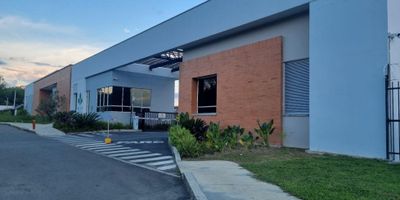 Si estás buscando una casa campestre en una de las mejores ciudades de Colombia, ¡esta es tu oportunidad! Ubicada en Pereira, Risaralda, esta hermosa propiedad cuenta con un área de terreno de 165 M2, una construcción de 165 M2 y un área privada de 129 M2, lo que la convierte en una opción ideal para aquellos que buscan amplitud y comodidad.

Con 3 cómodas alcobas y 3 baños, 2 patios internos; esta casa campestre es perfecta para familias que deseen disfrutar de un estilo de vida tranquilo y rodeado de naturaleza. Además, sus características internas la hacen aún más atractiva. ¡Aquí tus mascotas son bienvenidas! Además, cuenta con armarios empotrados, , 2 baños completos y 1 baño auxiliar, uno de ellos en la habitación principal, barra estilo americano, calentador, amplios clósets, una funcional cocina integral, comedor auxiliar, depósito y despensa, entre otras comodidades.

Pero eso no es todo, esta casa también cuenta con servicios básicos como agua, electricidad y gas domiciliario. Además, ofrece una vista panorámica espectacular que te permitirá disfrutar de hermosos atardeceres desde la comodidad de tu hogar. También cuenta con características de seguridad, como detección de humo y un extractor.

Ahora, hablemos de sus características externas. La casa está ubicada en una zona de fácil acceso pavimentado, cercana al área social y con un ambiente tranquilo y seguro. Pero eso no es lo único que encontrarás aquí. La propiedad cuenta con una increíble zona de barbacoa/parrilla/quincho, perfecta para compartir momentos inolvidables con familiares y amigos. Además, se encuentra en una urbanización cerrada con vigilancia y portería/recepción, lo que garantiza tu seguridad y la de tu familia.

¿Te gusta disfrutar de la naturaleza? Esta casa te encantará, ya que se encuentra rodeada de zonas verdes, cerca de parques y en una zona campestre con un entorno tranquilo y de aire puro. Además, su ubicación cercana a áreas turí