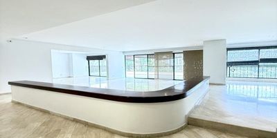 Vendo hermoso apartamento en barrio Normandía con espacios súper amplios e independientes. Tiene 290 m2 distribuidos en doble sala y comedor independiente con acceso a amplio balcón con vista al río y al oeste de Cali, baño social, cocina cerrada que se comunica con el comedor, zona de oficios, habitación y baño de servicio, hall de habitaciones, estudio, 4 habitaciones con baño, principal con jacuzzi. Tiene espacio para 3 carros y un depósito. La zona social cuenta con piscina, sauna, gimnasio, salón social, juegos para niños y zonas verdes