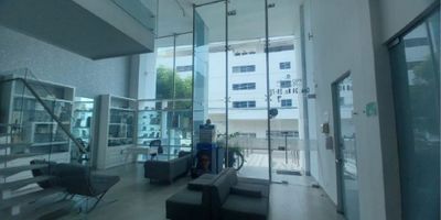 LOCAL COMERCIAL EN VENTA IDEAL PARA EL SECTOR INSTITUCIONAL EN MANGA 

Excelente local en venta cuenta con varios consultorios comerciales, consta de cuatro baños, 4 parqueadero.

Primer piso:  Se encuentra el lobby, 5 consultorios, además tiene un callejón peatonal.

Segundo piso: Cuenta con 6 consultorios y escaleras de acceso, un baño.

El tercer piso:  Se encuentra una oficina con su baño, terraza abierta y zona de aires acondicionados, 

Local ideal para inversión en excelente zona cerca de la Bahía, de fácil acceso a zona peatonal y transporte público.

CÓDIGO WASI 9492135

 
