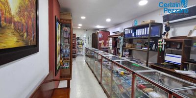 Se vende local comercial ubicado en el exclusivo sector de San Vicente, una zona reconocida por su dinamismo empresarial y alta valorización en Barranquilla.
El inmueble cuenta con 81.78 m², distribuidos en espacios funcionales que incluyen una bodega y una cocineta y baño, ofreciendo comodidad y practicidad para distintos modelos de negocio.
Su estratégica ubicación lo convierte en una excelente opción para inversionistas o empresarios que buscan establecerse en un sector privilegiado con amplia proyección comercial.. ¡Contáctanos para más información! 321 8521992