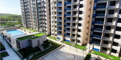 ¡APARTAMENTO  PARA ENTREGA INMEDIATA venta en Riverside! Este moderno apartamento, se encuentra en el prestigioso sector de Riomar Barranquilla.  Su ubicación estratégica lo conecta con centros comerciales como Buenavista. 

Dentro del conjunto, podrás disfrutar de amenidades como piscina, coworking, gimnasio, cancha de fútbol, sala vip, salón de juegos, salón infantil, salón social de niños, y un imponente lobby estilo parqueo.

 Para tu mayor comodidad está diseñado con una distribución excepcional. Posee una sala-comedor amplia con ventanales que dejan entrar luz natural, cocina integral con acabados de primera, y una práctica área de labores. Ofrece tres cómodas habitaciones, la principal con baño interno, y un baño auxiliar para las otras dos alcobas.

El inmueble incluye un parqueadero. Este apartamento es especial por su excelente ubicación y precio negociable.

Contáctame para programar una visita y descubrir el estilo de vida que te mereces.
