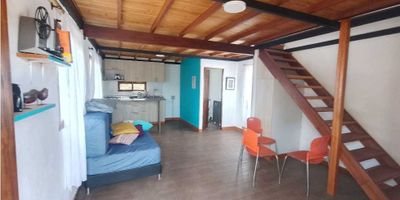 ¿Quieres vivir en un lugar rodeado de naturaleza, tranquilidad y con espacios que te brinden comodidad? Este apartamento en arriendo en el sector Santa Elena, Medellín, es una excelente opción para quienes buscan disfrutar de un estilo de vida más sereno sin alejarse de la ciudad.

Con un área de 75 m², el inmueble ofrece una distribución amplia y funcional. Cuenta con 2 habitaciones, ambas con closet, ideales para la organización y el confort. Dispone de 2 baños completos, que aportan mayor comodidad tanto para los residentes como para visitantes. Su cocina semi-integral se conecta con la zona de ropas, brindando practicidad en las labores del hogar. Los pisos en madera generan un ambiente cálido y acogedor, mientras que el balcón con ventanal permite disfrutar de la luz natural, ventilación y de la tranquilidad característica de este sector.

El apartamento pertenece a un inmueble en estrato 2, lo que representa un equilibrio entre economía y funcionalidad. Aunque no cuenta con red de gas, terraza, portería, ascensor, parqueadero ni cuarto útil, su encanto radica en su amplitud y en su ubicación privilegiada en un entorno natural.

La localización es uno de sus mayores atractivos: se encuentra a un lado del Parque Arví, un lugar reconocido por su belleza natural, senderos ecológicos y oferta cultural, ideal para quienes disfrutan de la naturaleza, el aire fresco y las actividades al aire libre.

En conclusión, este apartamento reúne amplitud, tranquilidad y contacto con la naturaleza, convirtiéndose en una opción ideal para familias pequeñas o parejas que deseen un hogar cómodo en un entorno único. ¡No dejes pasar esta oportunidad y agenda tu visita con el código (C3188)
