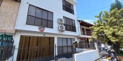 Vendo casa independiente de 3 niveles en barrio tequendama ideal para viviendo u oficina, cuenta con sala, comedor, cocina integral zona patio de ropas, baño social, 6 habitaciones en total con, 5 baños, jacuzzi y garage para dos carros