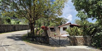 Vendo hermosa casa independiente en Dapa ubicada a 20 minutos de Dapa mall, vía pavimentada, cuenta dos entradas y dos casas construidas en un lote de 9200 m2, tiene espacio para 6 parqueaderos. La casa principal cuenta con 300 m2 distribuidos en cocina con barra americana remodelada, sala, comedor, salón social grande, 5 habitaciones y 5 baños remodelados, vista espectacular a mucho verde. Segunda casa con 70 m2 2 habitaciones y 1 baño, una bodega amplia.  Mucha zona verde y árboles