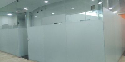 Descubre esta exclusiva oficina en arriendo ubicada en una de las zonas más prestigiosas de la ciudad. Con una superficie de 40 m2, este espacio ofrece un ambiente profesional y elegante para tu negocio. Su distribución  funcional se adapta a las necesidades de cualquier empresa. Además, su ubicación estratégica brinda fácil acceso a importantes vías y servicios en Villa santos.  Contáctanos para más información.