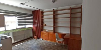 Oficina de 28 metros cuadrados en venta, ideal para aquellos que buscan un espacio funcional y bien ubicado. Con un diseño moderno y minimalista, cuenta con 1 espacios amplio y luminoso, perfecto para trabajar de manera eficiente. El baño privado brinda comodidad y privacidad a sus usuarios. Su ubicación estratégica ofrece fácil acceso a servicios y transporte público. No pierdas la oportunidad de establecer tu negocio en este exclusivo espacio. ¡Contáctanos para más información!