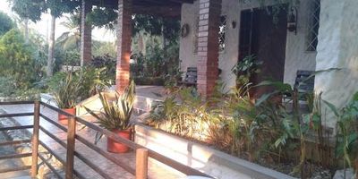 Finca de recreo de una hectárea y cuarenta metros cuadrados, zona de eventos y parqueadero. casa campestre. Apartamento de dos habitaciones, cuatro cabañas turísticas estilo italiana, piscina con zona de restaurante, sendero ecológico. rio y zona de spa holístico.