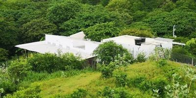 Lote de mil doscientos metros cuadrados, la casa principal tiene ciento sesenta y seis metros cuadrados, tres habitaciones, tres baños y una terraza de ciento veintidós metros cuadrados. Casa secundaria de sesenta metros cuadrados , terraza una habitación, un baño, una cocina, piscina para adultos, piscina niños, jacuzzi y parqueadero para cuatro carros.