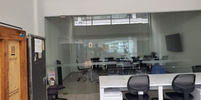 Excelentes oficinas para inversionistas en una de las mejores zonas bancarias de los rosales, zona de restaurantes, centro comercial y transporte.