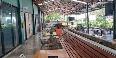 Este es un magnífico local, de 40 metros cuadrados construídos ubicado en lugar preponderante y cercano sector a Pereira, con frente de 100 metros aproximados  sobre la vía principal Cerritos-Pereira, con retorno  a Pereira frente al inmueble y a 500 metros retorno a Cerritos,  con áreas de parqueo y jardines, más vía paralela de entrada y salida de vehículos, ofreciendo seguridad y tranquilidad a sus visitantes. Valor del canon $2'600.000 más IVA. ($65.000 metro cuadrado más IVA)