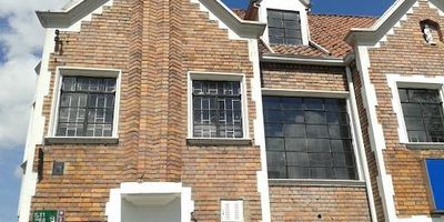 Casa apta para restaurante, con local amplio en el primer piso, batería de baños para hombres y mujeres, se puede arrendar para oficinas o cualquier tipo de negocio, a una cuadra hay parqueaderos.