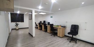 OFICINA EN ARRIENDO UBICADA EN SANTA BARBARA - USAQUEN 115m2 con excelente distribución de los espacios, iluminación y ventilación natural, en el encontraras espacio de  3 areas abiertas, 2 baños completos, hall, cocina cerrada, piso en cerámica. Su ubicación te permite gran desplazamiento por vías principales Cra 19, Cra 15, Cl 116, Cl 22 entre otras, un sector residencial y comercial con cercanía a reserva parque natural Santa barbara - canon incluye administración e IVA 12552
