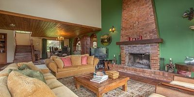 Magnifica propiedad en lote plano con hermosos jardines, lago, casa de mayordomo con dos alcobas y baño, perreras, lote de tres hectáreas, hermosa vista a las montañas, cerca a la carretera principal de fácil acceso por la carretera veredal en buen estado, punto de agua. Uso agrícola tradicional, ecoturismo de bajo impacto, hospedaje, alojamiento y restaurante.