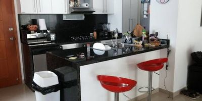 hermoso apartamento en venta con la siguientes características.
 1 Balcón con vista al mar y la bahía 
Cocina y área lavadora
Piscina frente al mar
Jacuzzi
Gimnasio
Baño Turco
Piscina para niños
Parque infantil
Zona Social, Sala reuniones