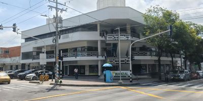 Local comercial en 1er piso, actualmente se encuentra rentando un canon mensual de $1.677.000. Ubicado en edificio empresarial, tiene su baño interno, frente al parque Suri Salcedo y a una estación del sistema de transporte de Transmetro, diferentes rutas de buses, bancos, restaurantes,  para mayor información comunícate con nosotros y agenda tu cita.
