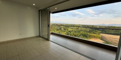 Presentamos para ti una Megapropiedad de 130 m² construidos con acabados de lujo en el sector campestre de mayor valorización en la ciudad de Pereira. Cerritos, una zona de encanto que te permitirá disfrutar de todo lo que necesitas para mejorar tu calidad de vida. Su ubicación con vista dirigida hacia el sector campestre de El Tigre y el Quindio te permitirá disfrutar de los mejores paisajes de la región. Este apartamento cuenta desde su entrada con hall de acceso, baño de servicio, sala comedor integrada a terraza amplia con vista infinita, cocina italiana integral con torre de hornos, zona de ropas independiente con calentador y mueble de aseo, habitación de servicio con baño privado o cuarto multipropósito, estudio o sala de estar, baño de habitaciones, 2 habitaciones secundarias con closet, habitación principal con balcón, vestier y baño amplio con doble lavamanos. Cuenta con 2 parqueaderos cubiertos e independientes en sótano y 1 depósito. El conjunto cuenta con área social tipo club house.
