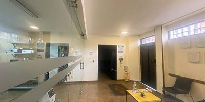 Excelente bodega industrial con espacio para oficinas, bien iluminada con capacidad de 1.5 toneladas de carga M2. Gran Oportunida.