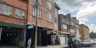 Lote para inversionistas de 300 mts, construccion de tres niveles, con uso de almacenamiento de mediano impacto, zona mixta, cerca a vias principales. Local.  Agende su cita.