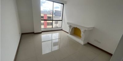 Apartamento en venta en Palermo Manizales

Oportunidad para adquirir 95 m2 en un cuarto piso con vista panorámica. El estrato 6 aporta exclusividad y refinamiento en un sector muy seguro. La iluminación natural realza los pisos en porcelanato y mármol.

Descripción de la propiedad

La sala comedor amplia se integra con la cocina integral con gas domiciliario y zona de lavandería. Tres habitaciones con armarios empotrados y doble ventana ofrecen privacidad y confort. Tres baños con excelentes acabados y chimenea completan el ambiente acogedor y el garaje cubierto para dos carros garantiza seguridad vehicular.

Descripción del entorno y acceso

Ubicado sobre vía principal con acceso pavimentado y transporte público cercano. Rodeado de centros comerciales, colegios y restaurantes de alta oferta. La zona comercial y turística suma valor a tu inversión.

Contáctanos

Escríbenos por WhatsApp para agendar tu visita y resolver tus preguntas sobre este apartamento en Palermo Manizales. Nuestro equipo te brindará atención personalizada y acompañamiento en cada paso. Aprovecha esta oportunidad única de inversión o nuevo hogar.
