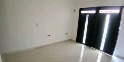 Se ofrece en arriendo un apartaestudio en el sector de La Florida. Este acogedor espacio cuenta con una sala pequeña, ideal para relajarse o recibir visitas, y 1 alcoba.

Incluye un baño y está equipado con pisos en cerámica, lo que facilita su mantenimiento. Es una excelente opción para una persona o pareja que busque comodidad y funcionalidad en una ubicación conveniente.
