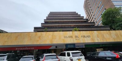 Oficina en Venta, Sector Villa Carlota, El Poblado.

Se vende oficina de 68.46 m² aproximadamente, ubicada en una de las zonas más estratégicas y valorizadas de El Poblado, sobre vía principal.

Características del inmueble:
Espacioso salón ideal para adecuar puestos de trabajo.
Cocineta.
Baño privado.
Parqueadero privado.
Aire acondicionado central.

Características del edificio:
Portería con vigilancia 24 horas.
Circuito cerrado de televisión.
2 ascensores.

Excelente ubicación, con fácil acceso a transporte público, comercios, bancos y servicios.
Ideal para consultorios, oficinas administrativas, agencias o empresas que busquen presencia en una ubicación de alto impacto comercial.
