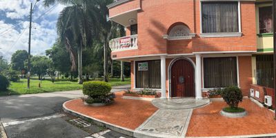 Espectacular casa en venta en la flores de Palmira valle.
Casa esquinera de dos pisos con terraza.

Cuenta con.
5 HABITACIONES 2 CON BAÑO PRIVADO.SALA, COMEDOR,ESTUDIO, CUARTO ÚTIL, GARAJE DOBLE  CLOSETS BAÑO SOCIAL piso 1 y 2 Y 3 NIVEL,ZONA TV,COCINA INTEGRAL,ZONA DE LAVADO
AREA LOTE DE TERRENO 126 M2
ÁREA CONSTRUIDA 300 M2 
VALOR INVERSION . 770 millones

Información 31.5.331.9.5.92