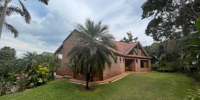 Exclusivo Alquiler en Dapa Casa Amoblada de doscientos Metros cuadrados con Acabados de Primera.  Descubre esta joya arquitectónica en Dapa, ideal para quienes buscan confort y estilo. Esta casa de dos plantas se entrega totalmente amoblada.  Muy buena distribución con cocina abierta que se integra al área social sala y comedor.  Un encantador comedor auxiliar solárium para disfrutar de las mañanas.
Cuatro Habitaciones y tres baños para la comodidad de toda la familia.
Alcoba principal de ensueño con amplio vestier y baño privado.  Incluye cuarto del servicio con baño.
Ubicada en la exclusiva zona de La Fontana, un punto de referencia tranquilo y seguro, a solo veinte minutos del Mall Dapa.

