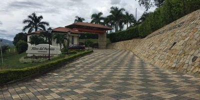 Conjunto cerrado 10 hectáreas, vigilancia 24-7, vías en adoquín.  Sede social piscina horizonte perdido, para adultos y niños.  Lote 1.249 mts2, tanque reserva agua 40 mts3, casa dos pisos, cuatro habitaciones con baño privado, cuarto y baño de servicio, dos terrazas semi-cubiertas 14 y 45 mts2, cuarto TV, baño social, lavandería, estufa de gas de 5 puestos-Ariston, tanque de gas de 500 lts, ventiladores Westinhouse, ventanearía de aluminio con anjeo, 8 años de construida