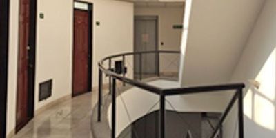 Oficina ubicada en sector central de la ciudad cerca a sector comercial y vías de acceso. Tiene un parqueadero.